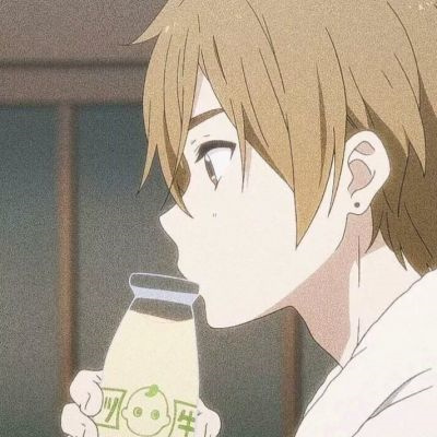 黃**