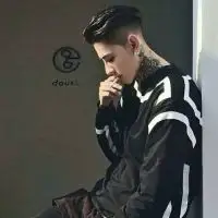 沈**